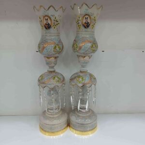 شمعدان لاله عباسی سفید آب طلا جفتی شمعدان سه چاک دست‌ساز ایرانی شمعدان سفید کریستالی با آب‌طلا شمعدان شیشه‌ای تراش‌خورده سفید لوکس