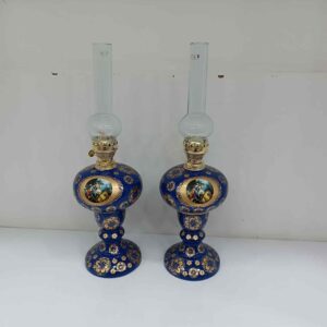 چراغ لامپا لیلی و مجنون سرمه‌ای دست‌ساز چراغ نفتی دکوراتیو با نقاشی لیلی و مجنون لامپا سنتی رنگ سرمه‌ای طرح عاشقانه ایرانی