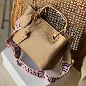 alt="کیف جورجیو آرمانی نسکافه‌ای" alt="کیف وارداتی رنگ نسکافه‌ای با بند بلند" alt="کیف مستر کوالیتی Giorgio Armani زنانه"